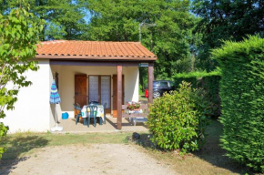 Maison de 2 chambres avec piscine partagee terrasse amenagee et wifi a Estang